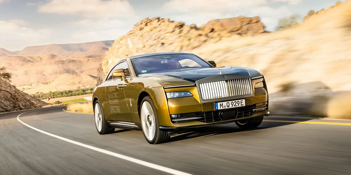 Rolls Royce Spectre color dorado