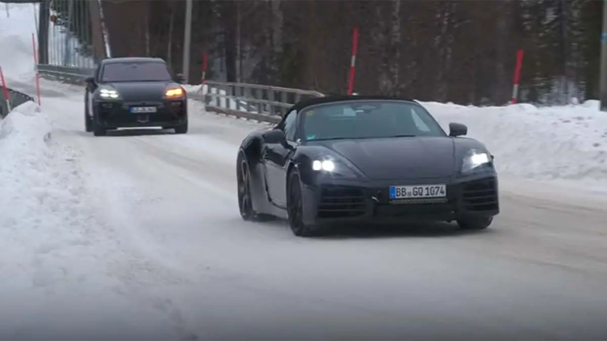 Porsche Macan EV y Porsche Boxster EV en la nieve