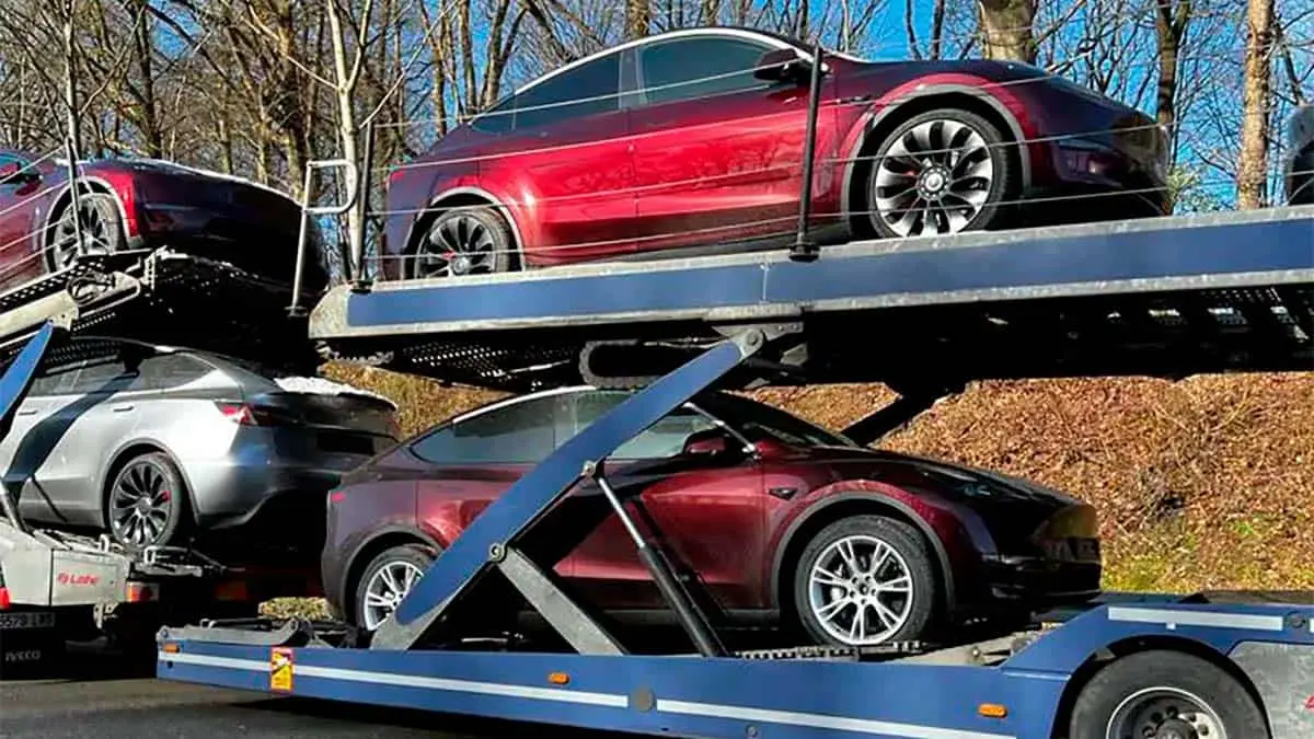 Tesla Model Y en color Rojo cereza medianoche