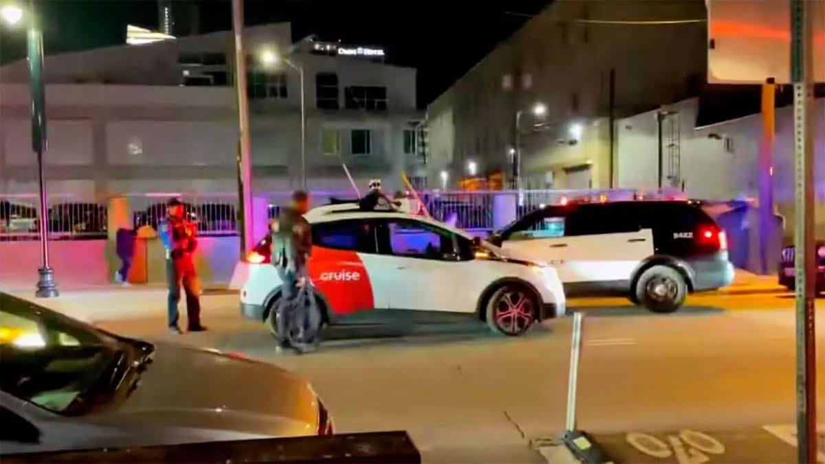 Robotaxi Cruise detenido por ir en direcci&oacute;n contraria