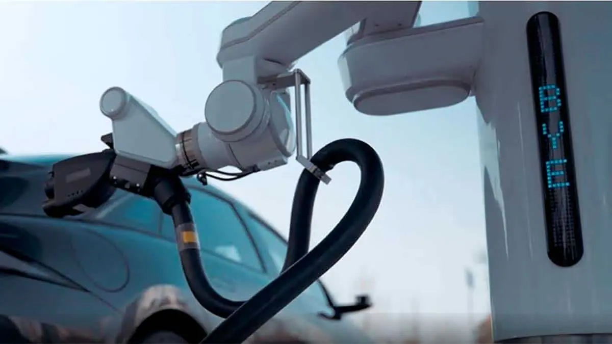 ACR Robot automatizado de carga para coches el&eacute;ctricos de Hyundai