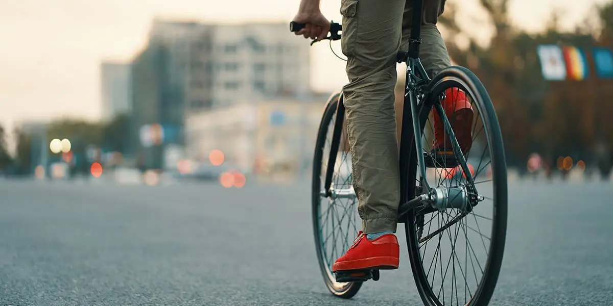Piernas-hombre-montado-bicicleta