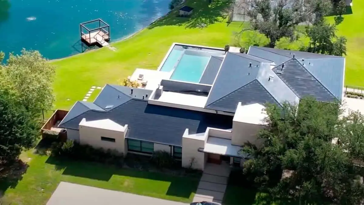 Vivienda con instalaci&oacute;n solar de Tesla