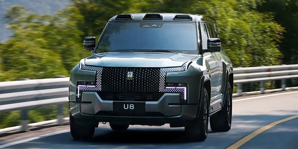 BYD-Yangwang-U8_carretera
