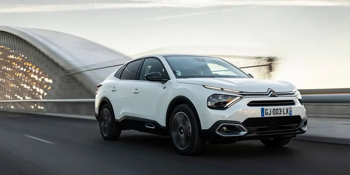 Citroen-e-C4-X_puente