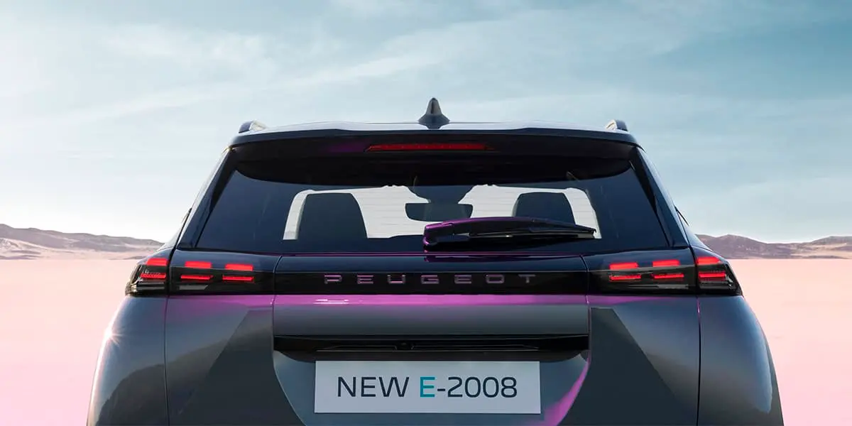 Peugeot-e-2008_trasera