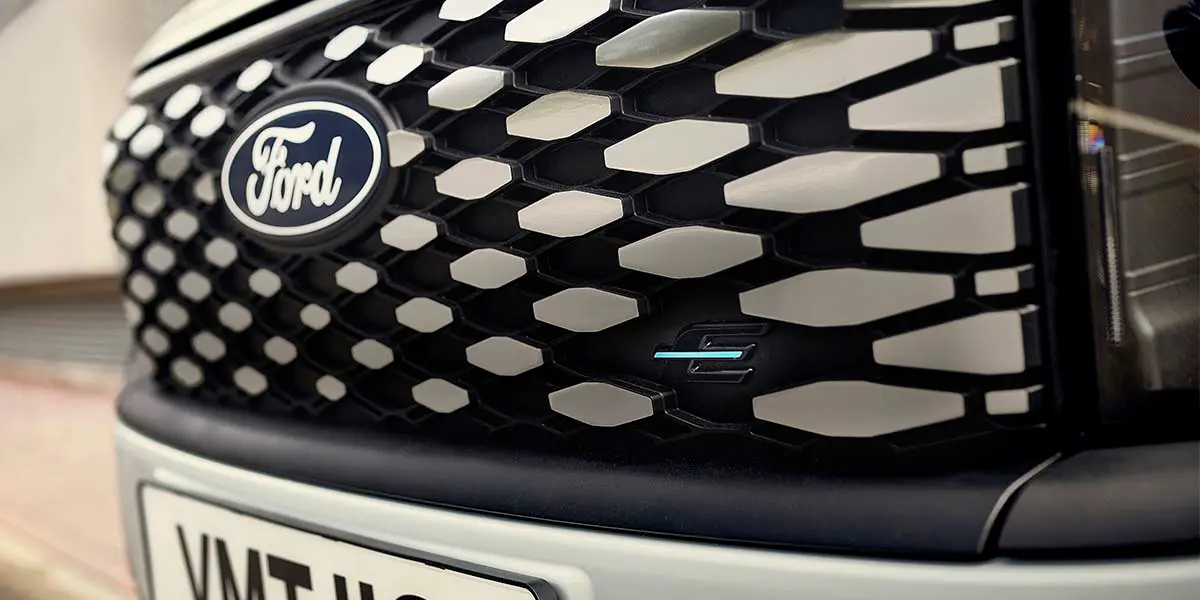Ford_E-Tourneo-Courier_electrica_parrilla