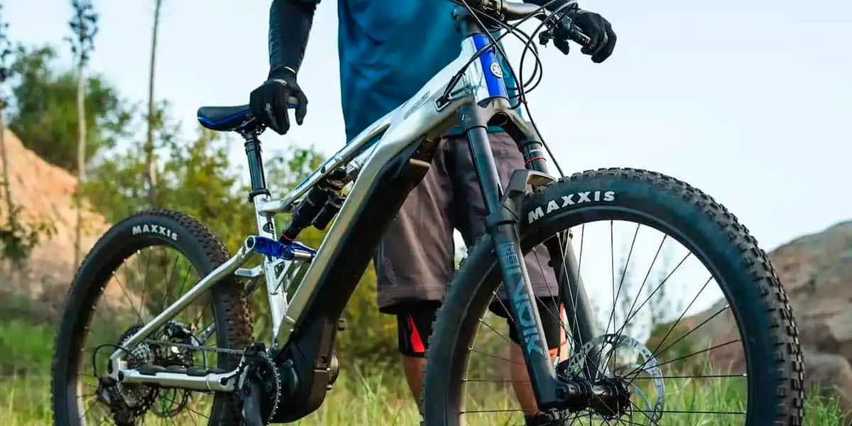 Bicicleta-electrica-Yamaha_YDX-MORO-07_edicion-30-aniversario_