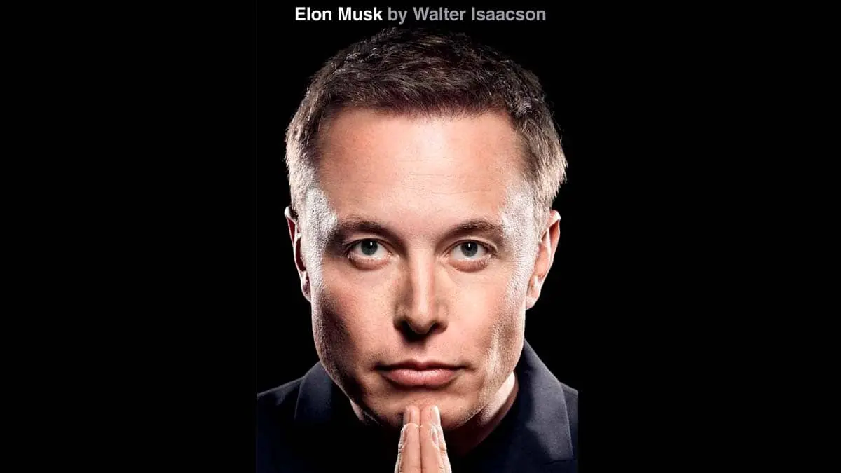 Retrato de Elon Musk con expresi&oacute;n concentrada y fondo negro. Destaca la innovaci&oacute;n en movilidad y coches el&eacute;ctricos.