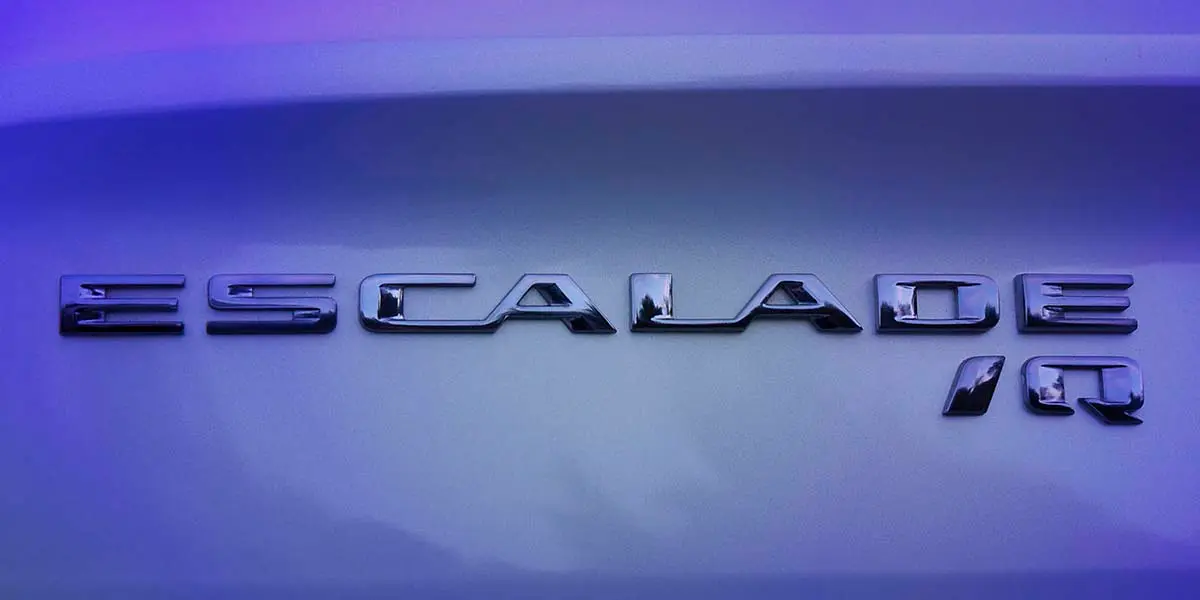 Cadillac-Escalade-IQ_insignia