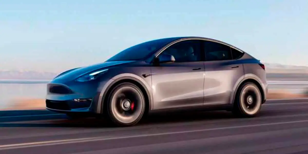tesla-model-y-gris-carretera