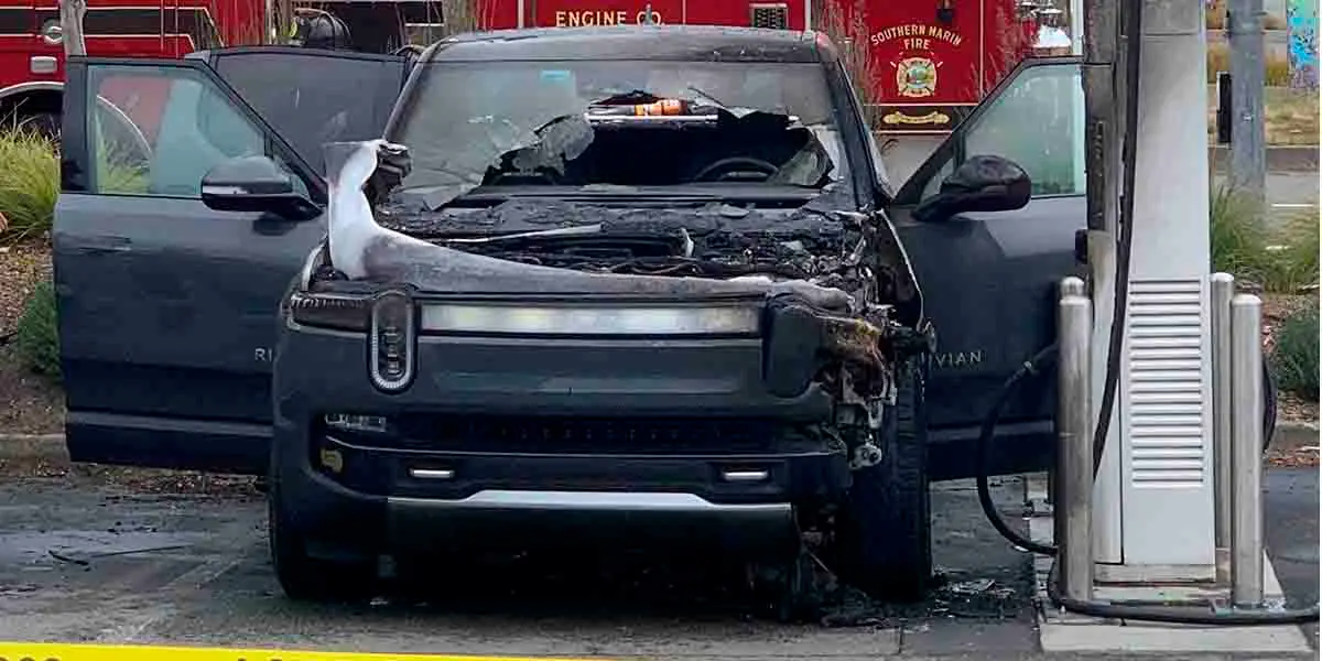 Rivian-R1T-incendio-estacion-carga-California