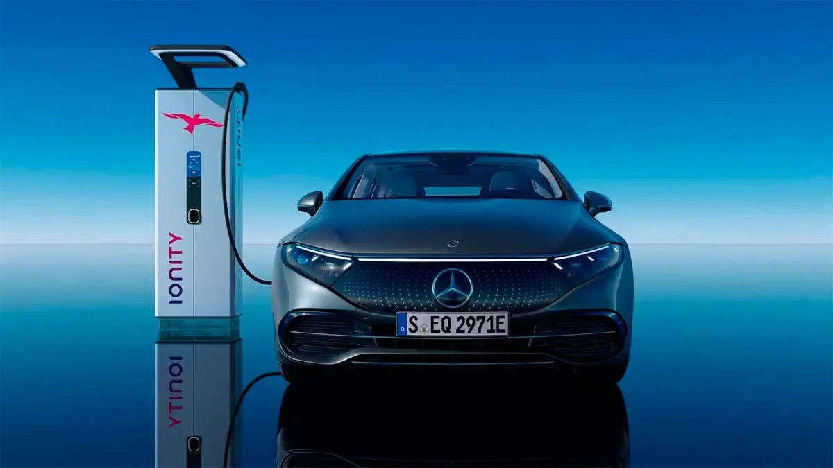 Coche el&eacute;ctrico Mercedes-Benz cargando en IONITY