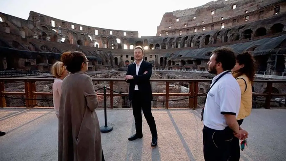 Elon Musk visitando el Coliseum en Roma