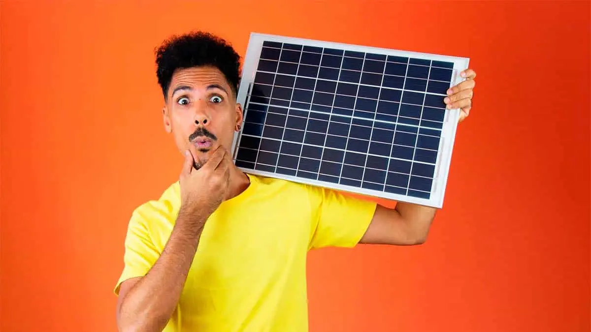 Persona teniendo dudas de que panel solar comprar para su hogar