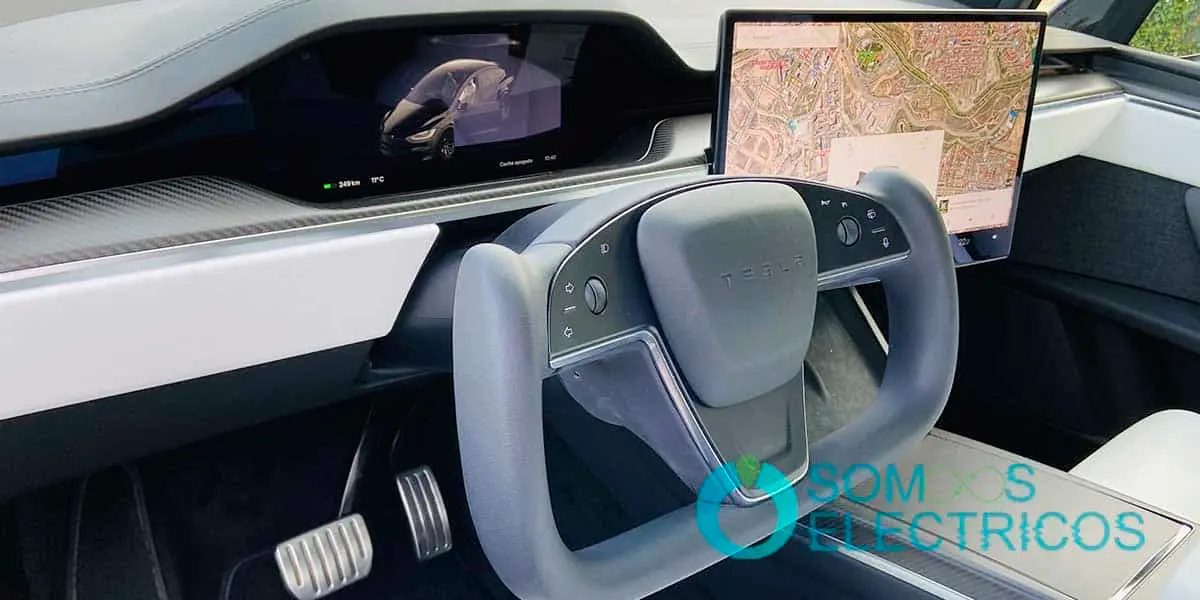 Volante-Yoke-Tesla-Model-X-Plaid_SomosElectricos