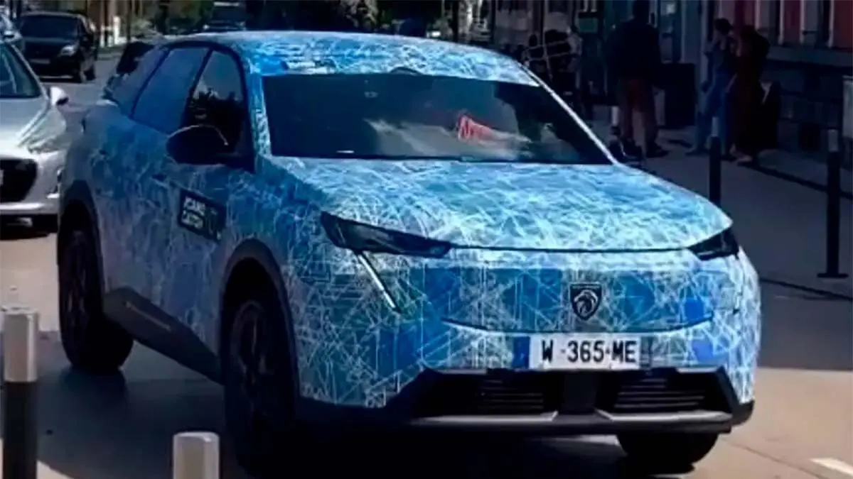 Peugeot e-3008 visto por la ciudad con camuflaje