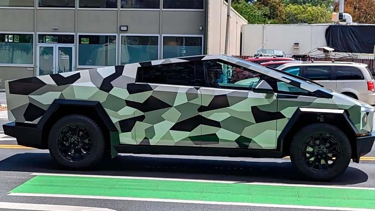 Tesla Cybertruck con camuflaje
