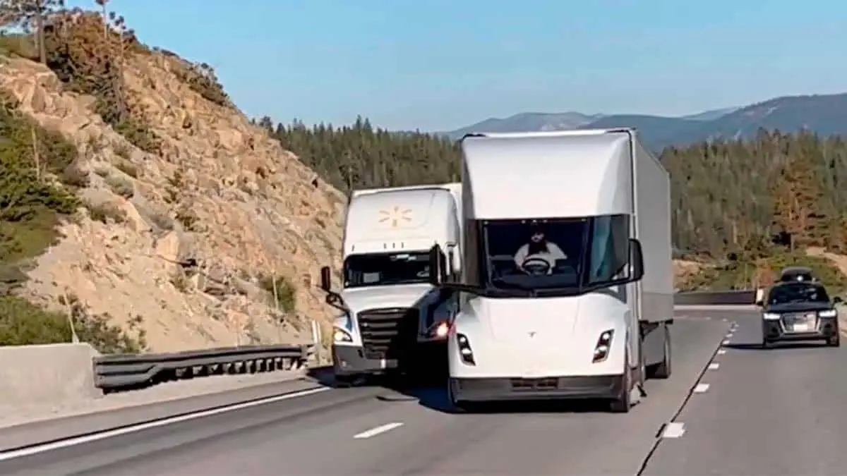 Tesla Semi supera a un cami&oacute;n di&eacute;sel en una carretera con pendiente