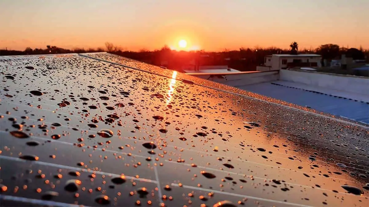 Panel solar con gotas de lluvia - paneles Triboel&eacute;ctricos