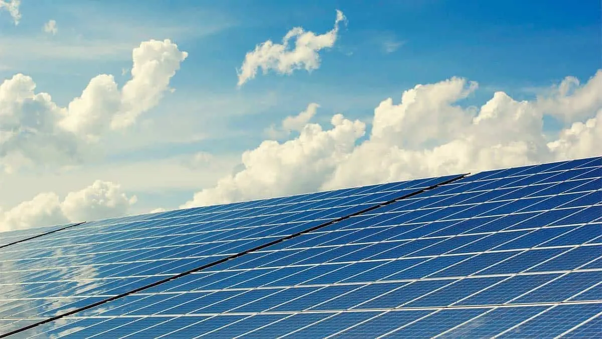 Paneles solares con cielo cubierto de nubes