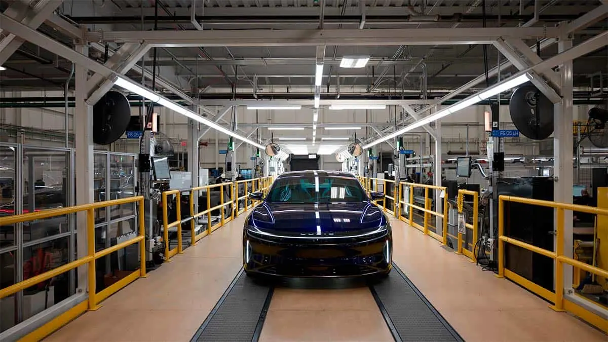 Lucid Air Sapphire saliendo de la l&iacute;nea de producci&oacute;n