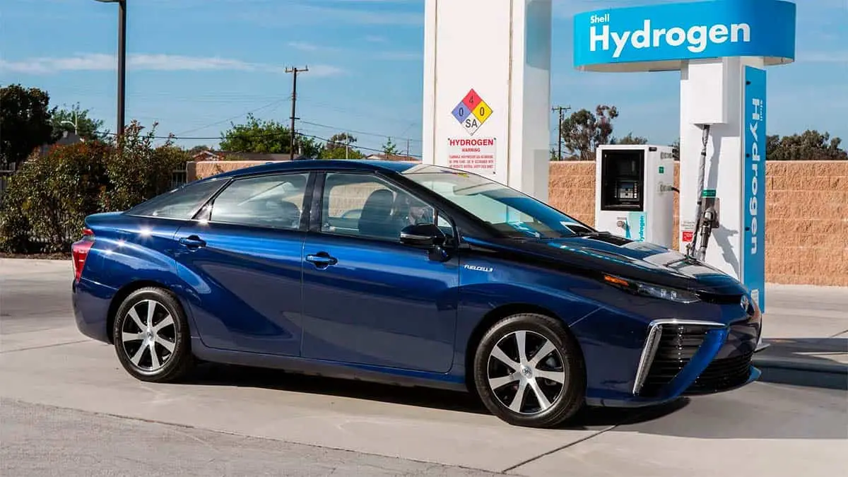Coche de hidr&oacute;geno repostando, Toyota Mirai