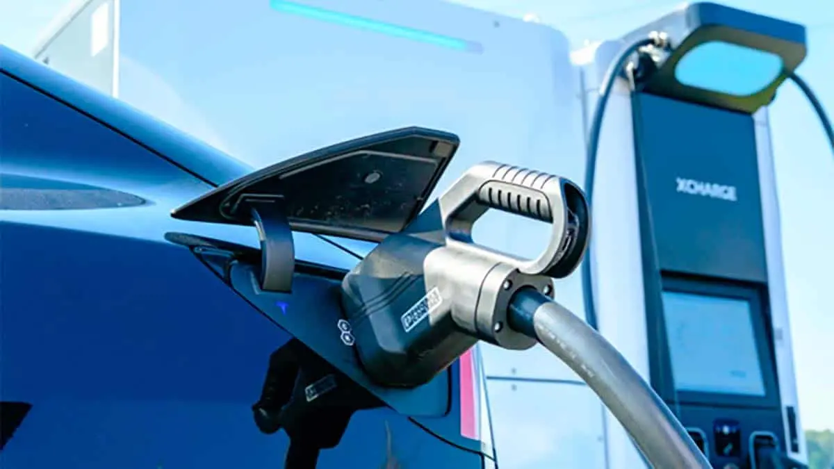 Coche el&eacute;ctrico cargando