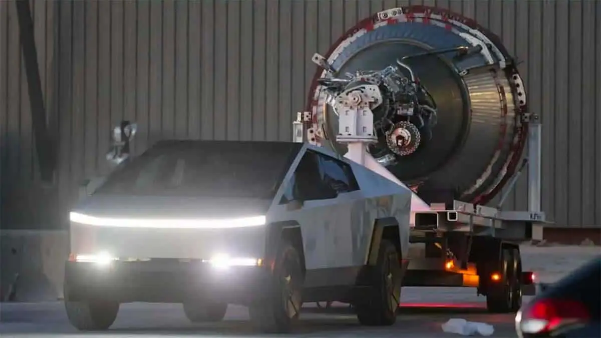 Tesla Cybertruck remolcando motor raptor