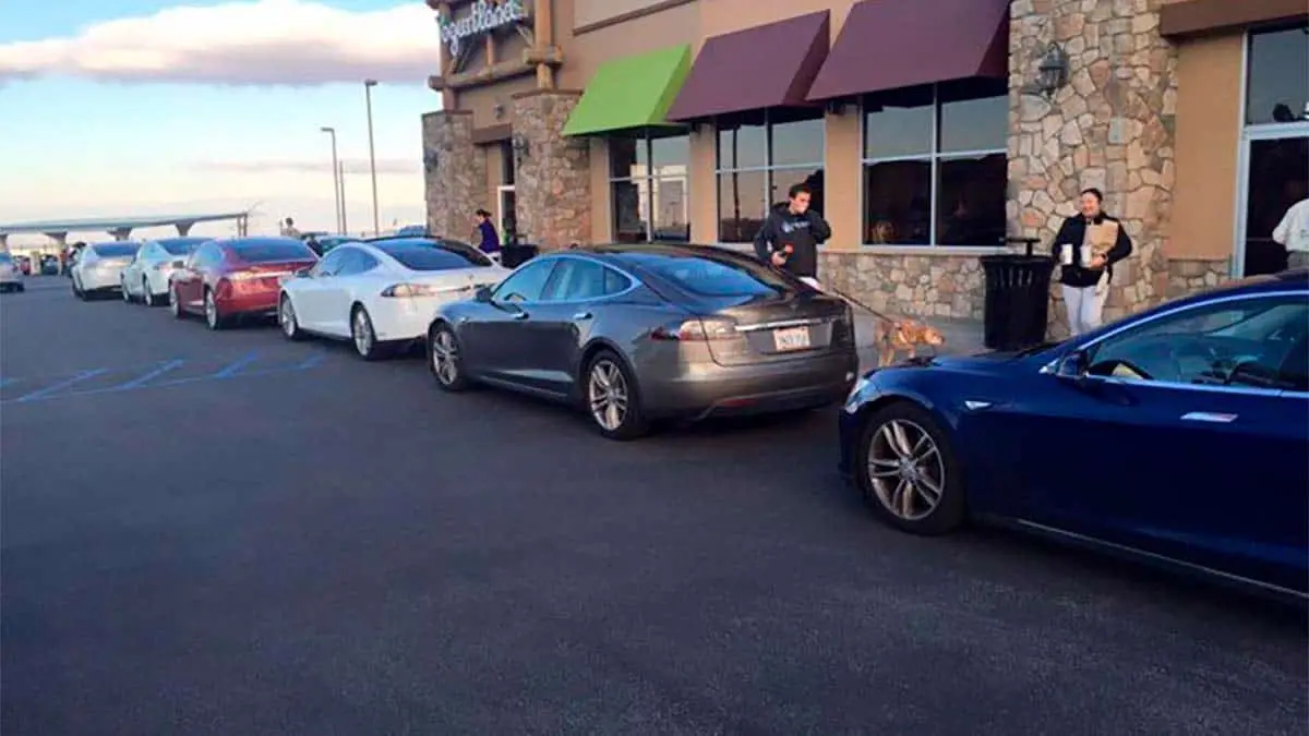 Fila para cargar en un Supercharger de Tesla
