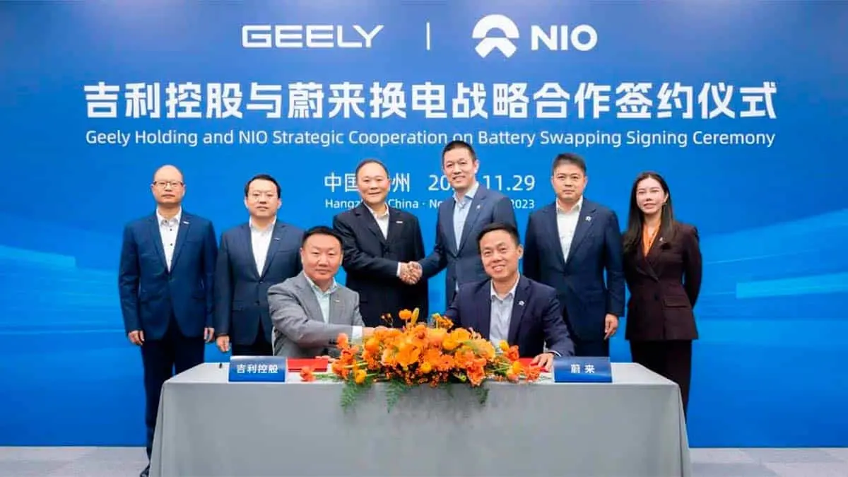 NIO y Geely firmando un acuerdo de colaboraci&oacute;n