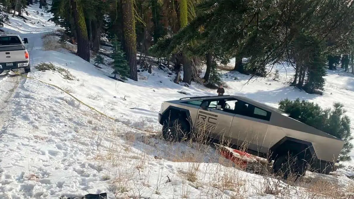 Tesla Cybertruck remolcada por una pickup de Ford