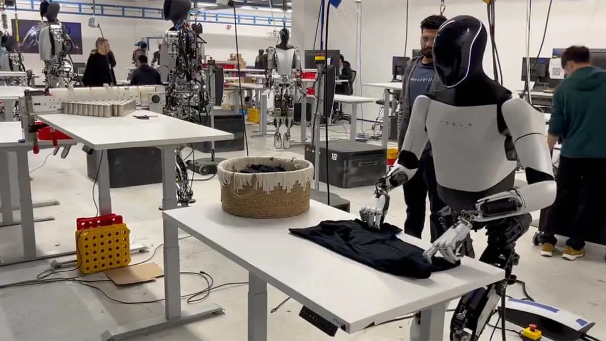 Tesla Optimus doblando camisetas