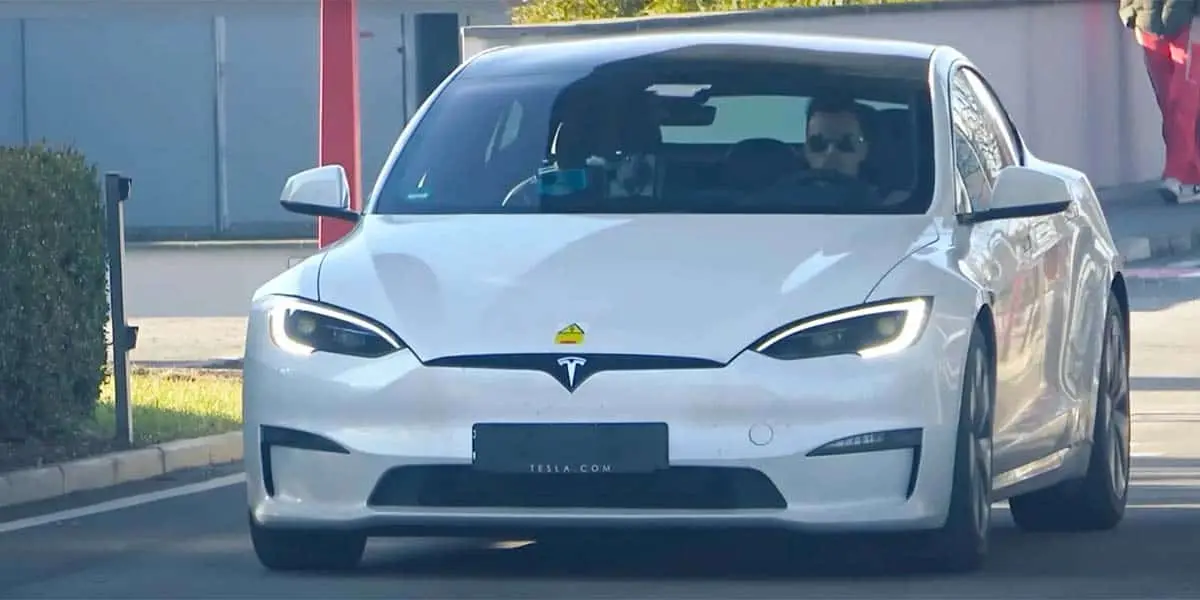 Ferrari probando un Tesla Model S Plaid