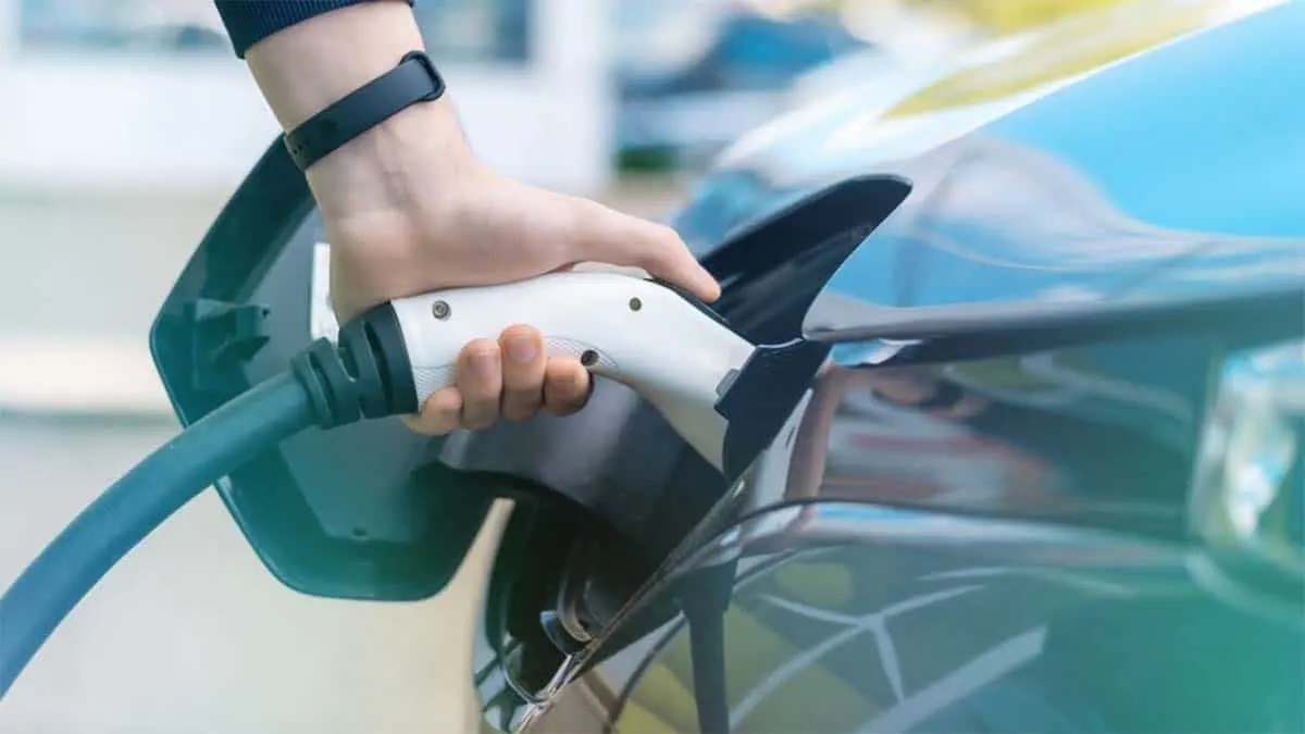 Cargando coche el&eacute;ctrico