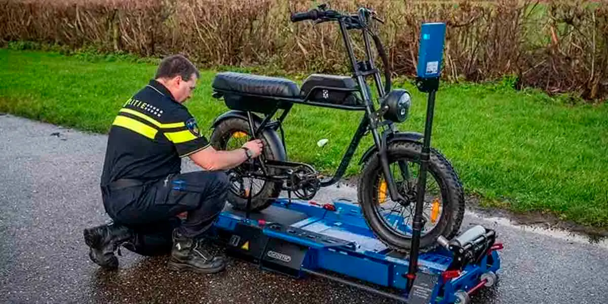 Policia-holandesa-comprobacion-bicicleta-electrica