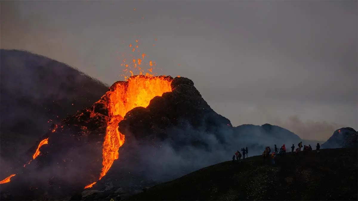 Volc&aacute;n en erupci&oacute;n