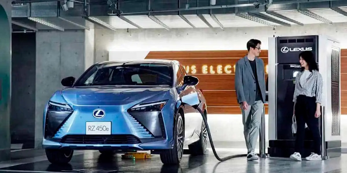 Estacion-carga-Lexus_RZ-450e-cargando