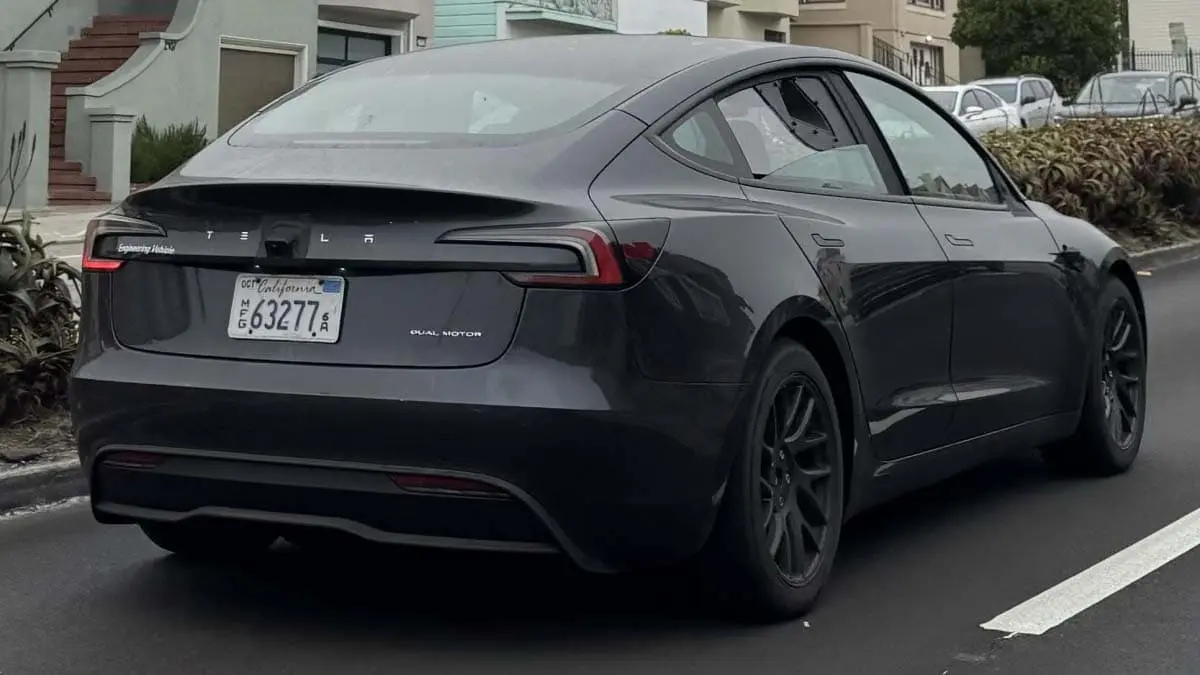 Mula Tesla Model 3 - Robotaxi sin retrovisores