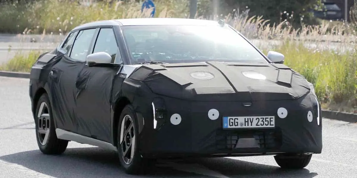 KIA-EV4_camuflaje-pruebas-Europa