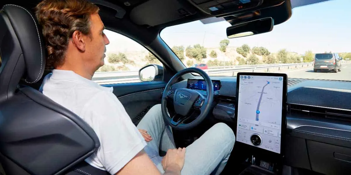 Sistema-conduccion-autonoma_BlueCruise_Ford_