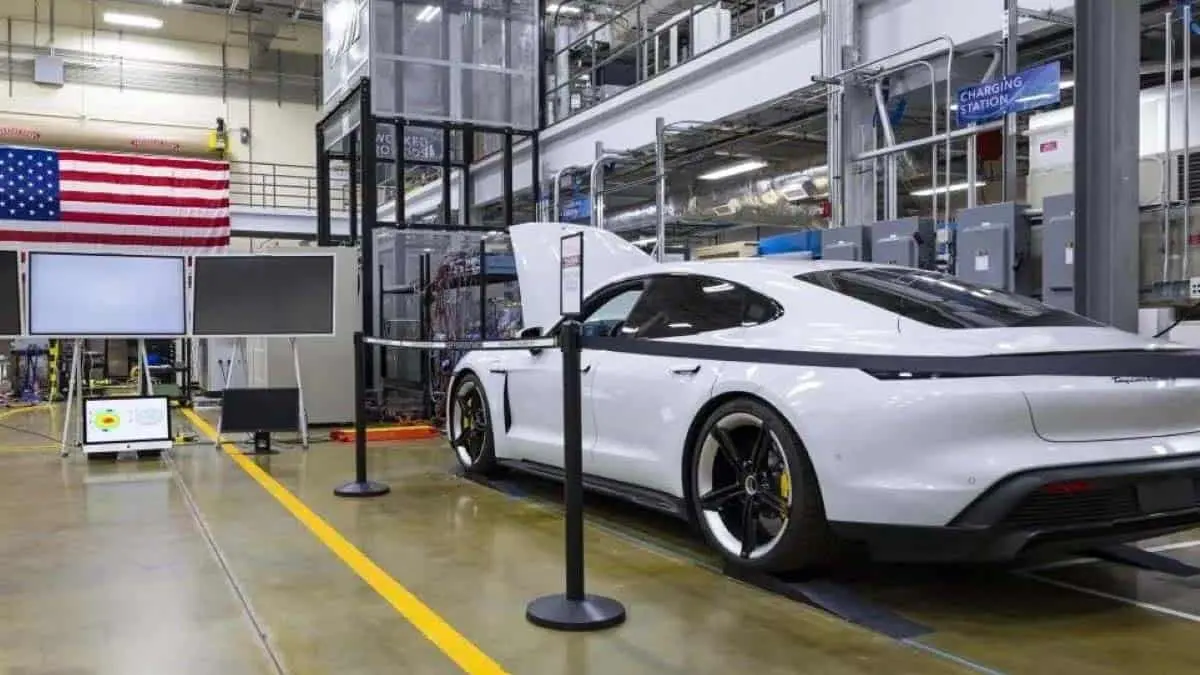 Porsche Taycan carga inductiva (Inal&aacute;mbrica)
