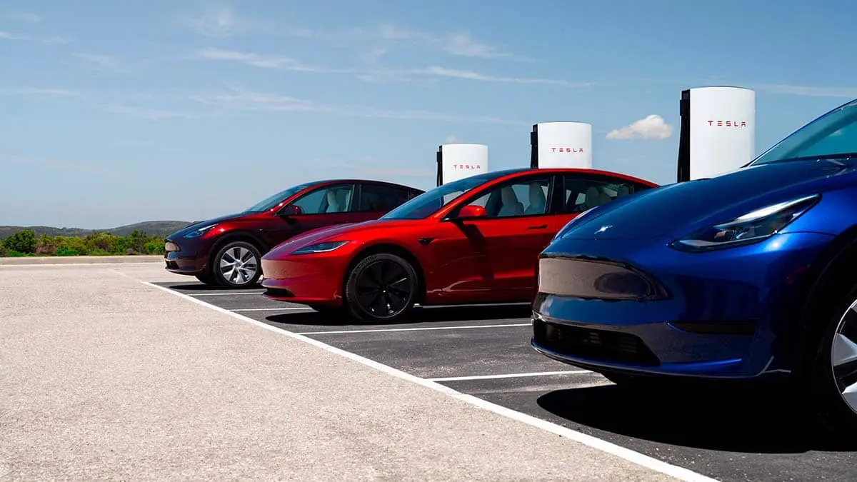 Tesla Supercharger V4 cargando