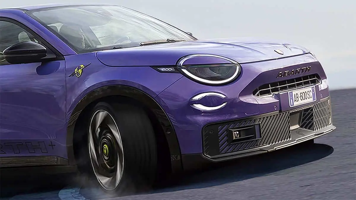 Abarth 600e morado