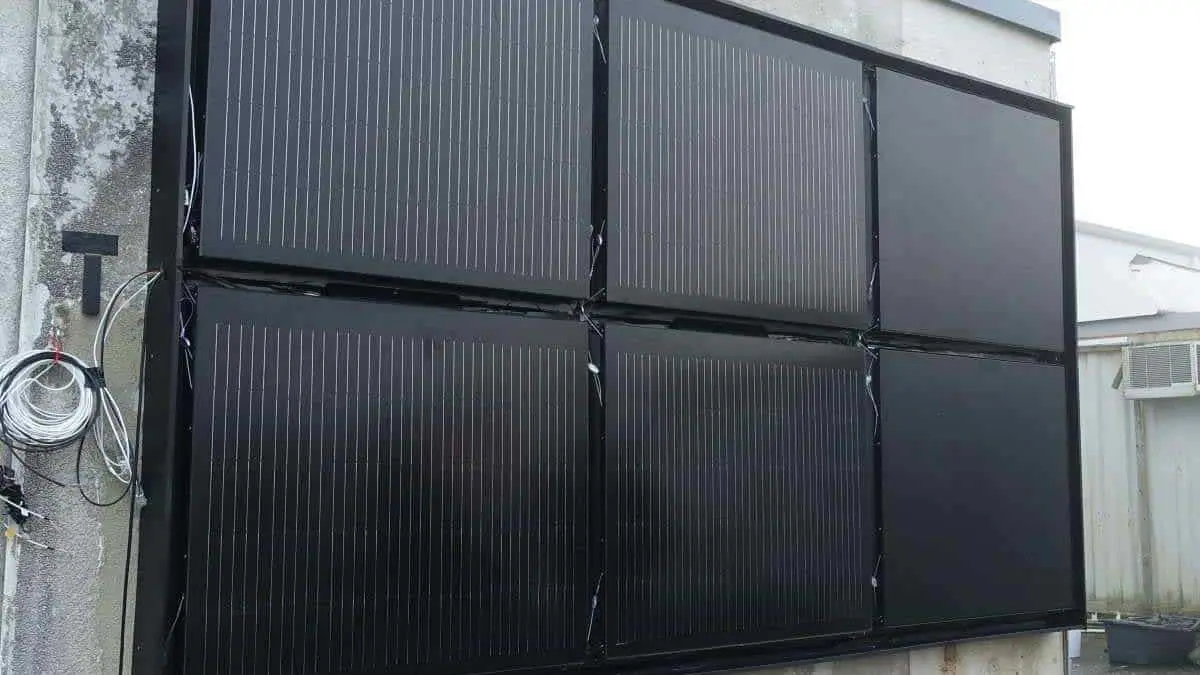 Fachada con paneles solares integrados
