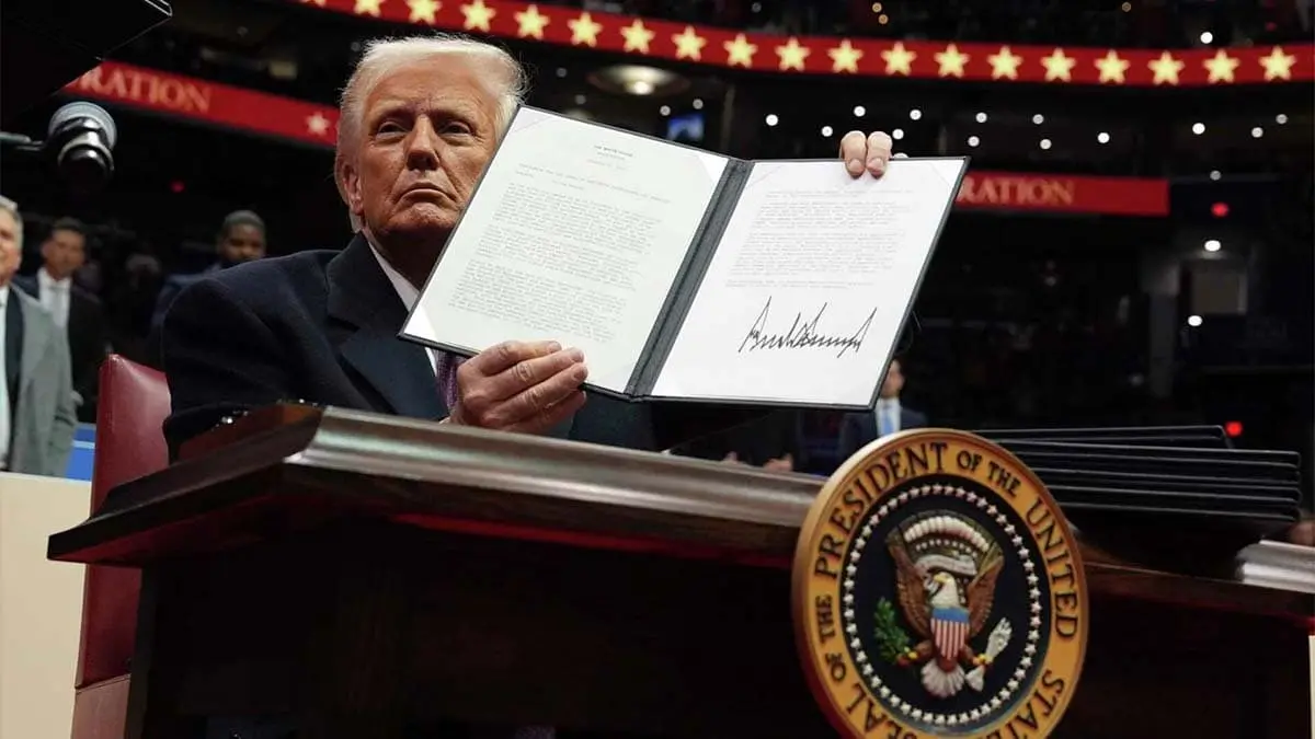 Donald Trump firmando documentos tras ser presidente
