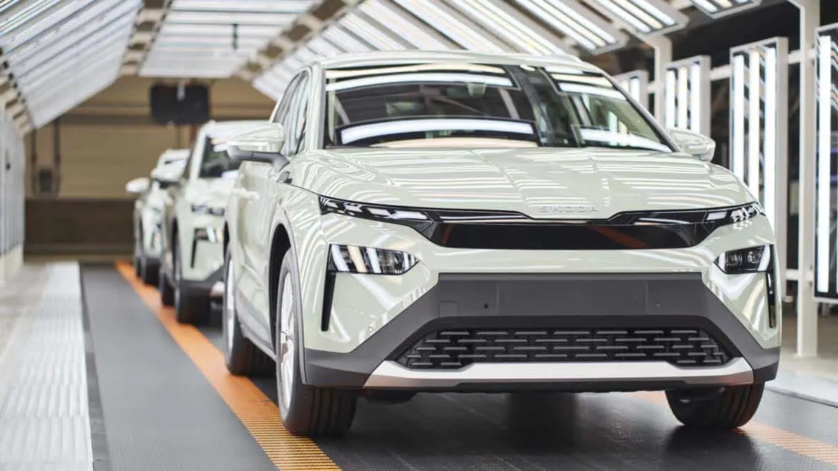 Skoda Elroq saliendo de la l&iacute;nea de producci&oacute;n