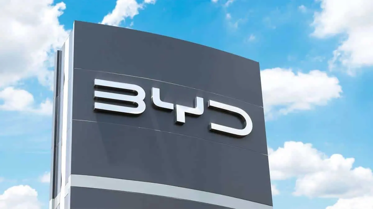 BYD logotipo stand