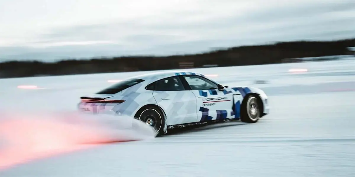 Porsche Taycan haciendo drift en la nieve