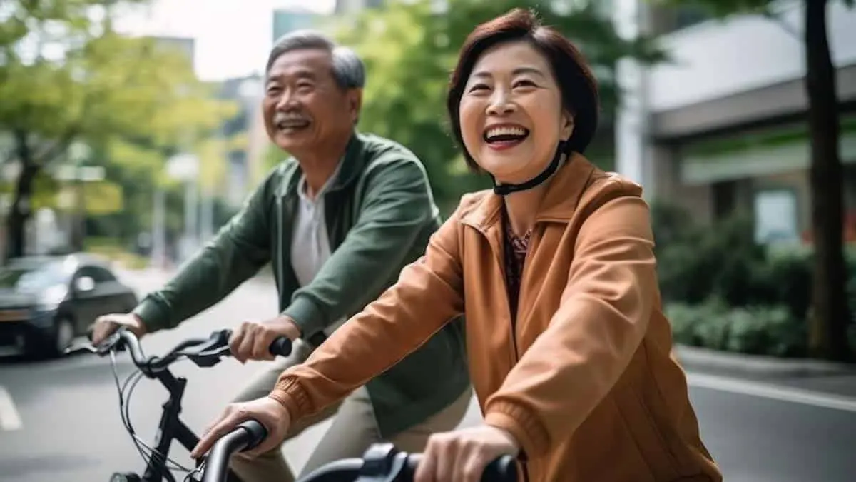 Chinos montados en bicicletas el&eacute;ctricas